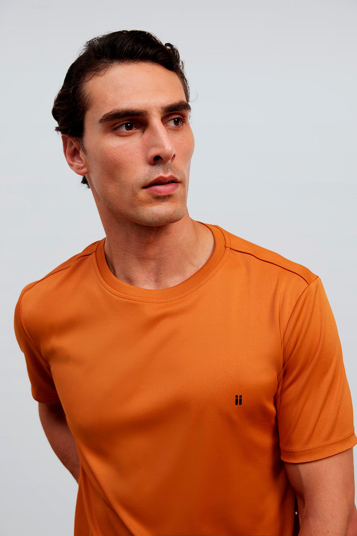 camiseta cuello redondo marrón soft detalle