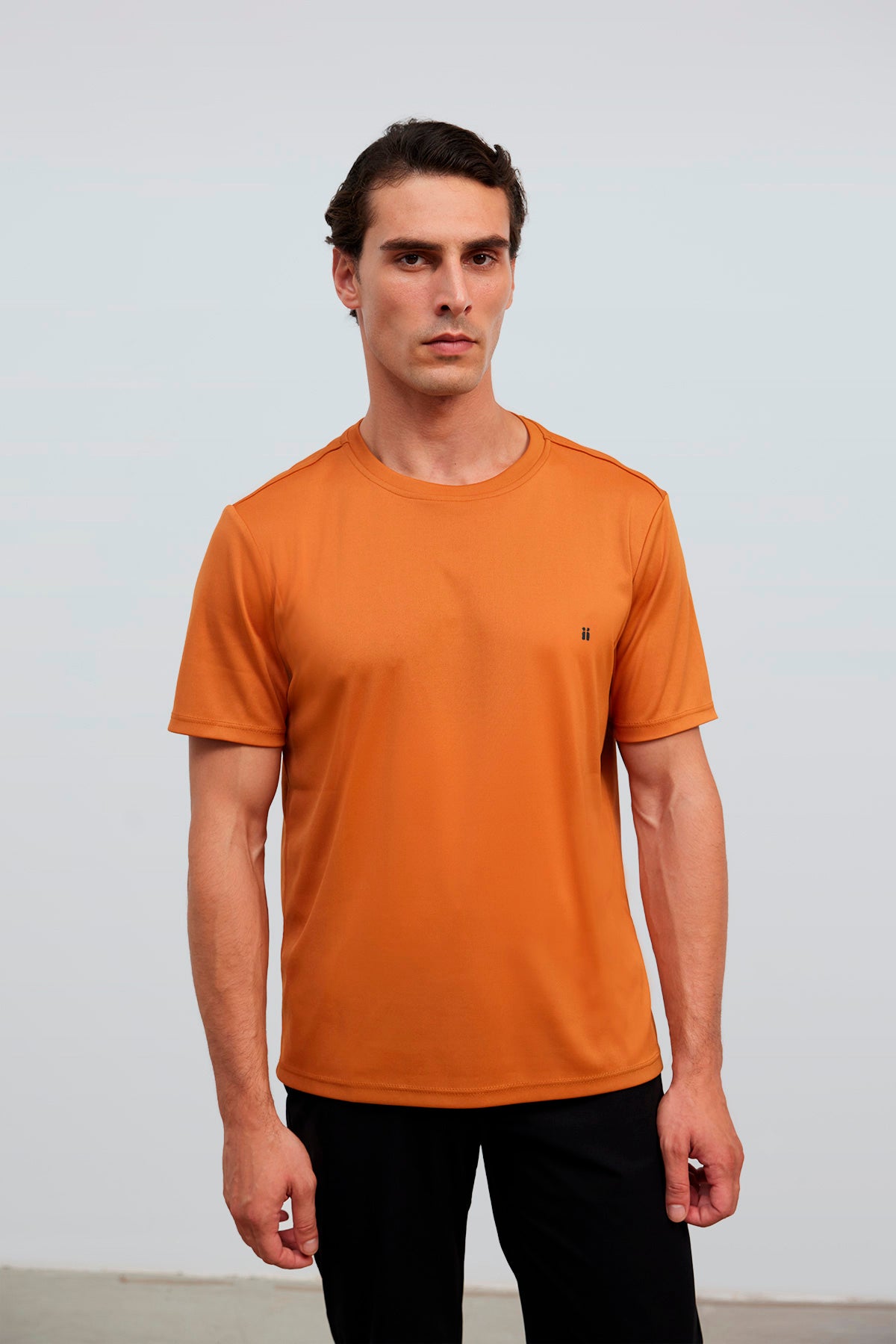 camiseta cuello redondo marrón soft primer plano