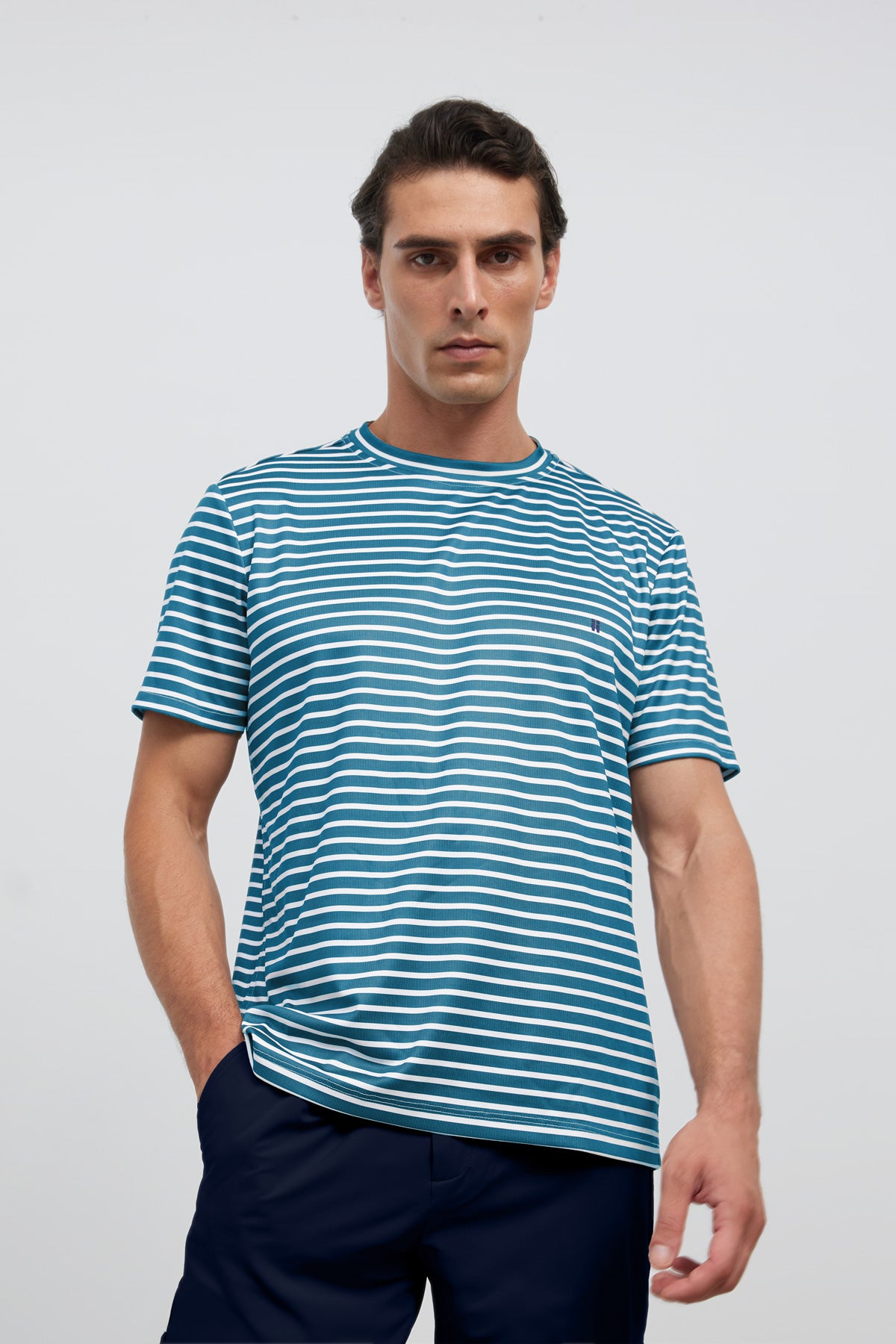 camiseta cuello redondo estampado rayas azul soft primer plano
