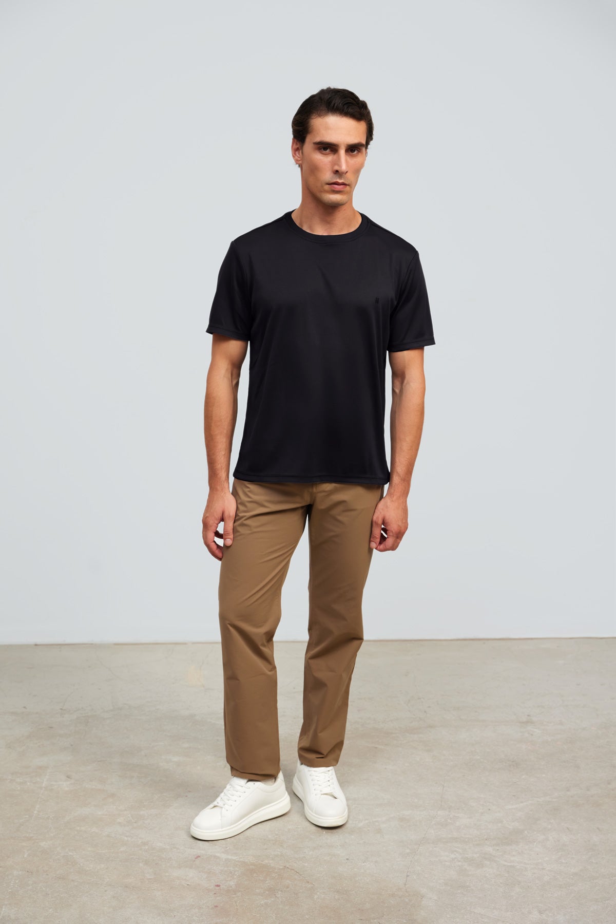 camiseta negra hombre antiarrugas y antimanchas