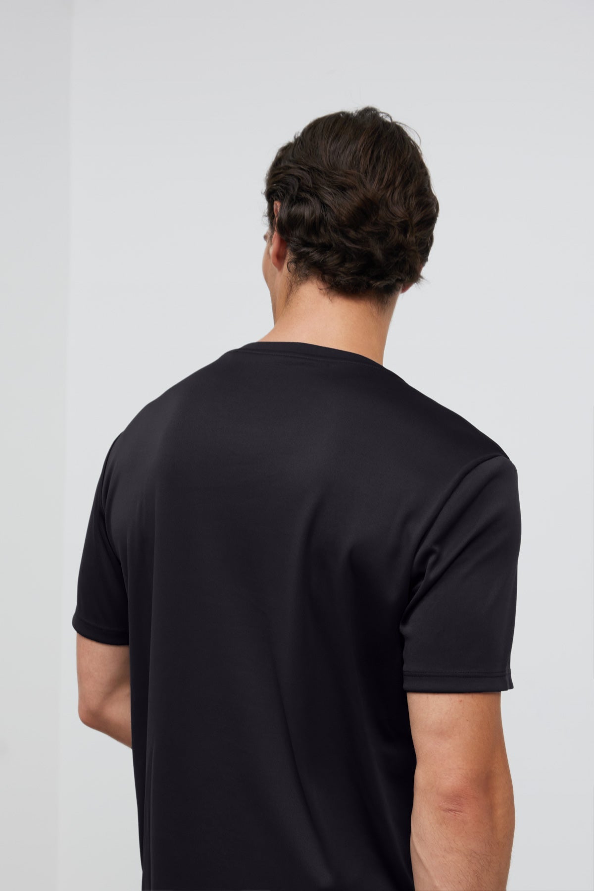 camiseta negra hombre antiarrugas y antimanchas