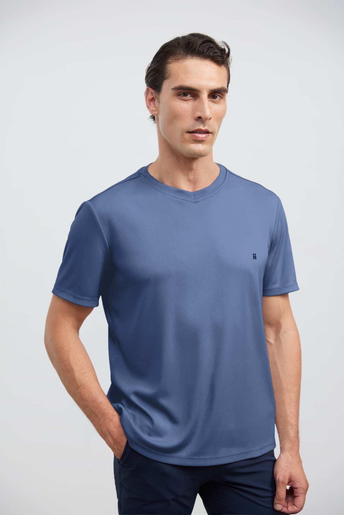camiseta cuello v azul soft primer plano