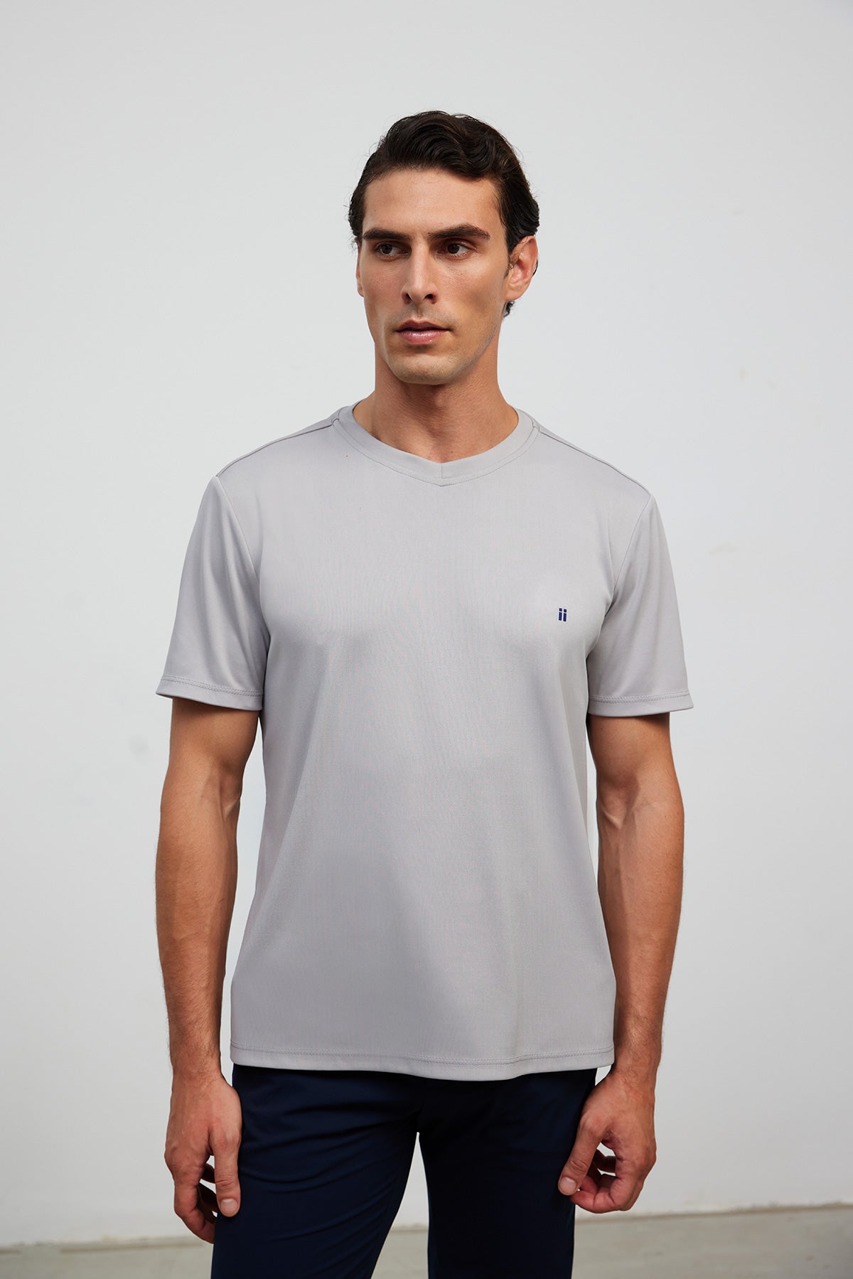 camiseta cuello v gris soft primer plano