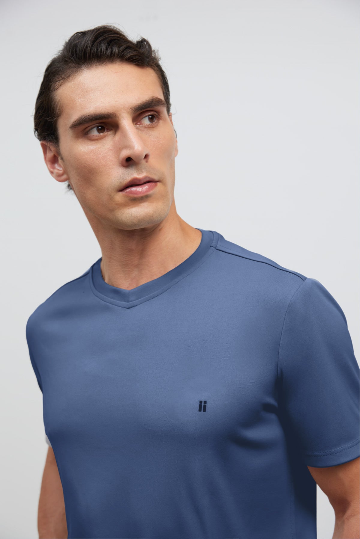 camiseta cuello v azul soft detalle