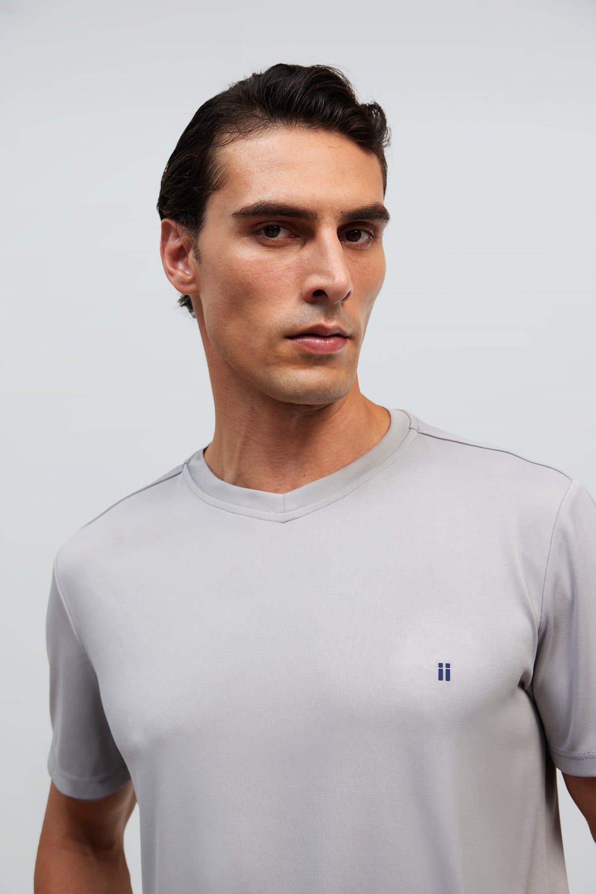 camiseta cuello v gris soft detalles