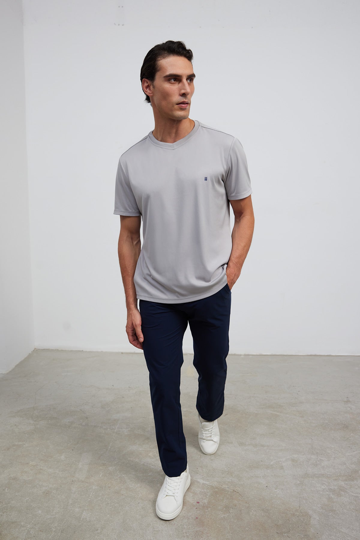 camiseta cuello v gris soft cuerpo entero