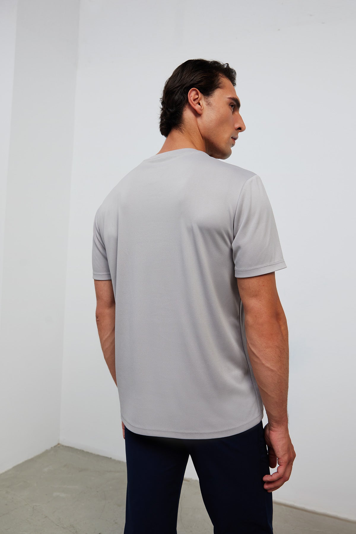 camiseta cuello v gris soft espalda