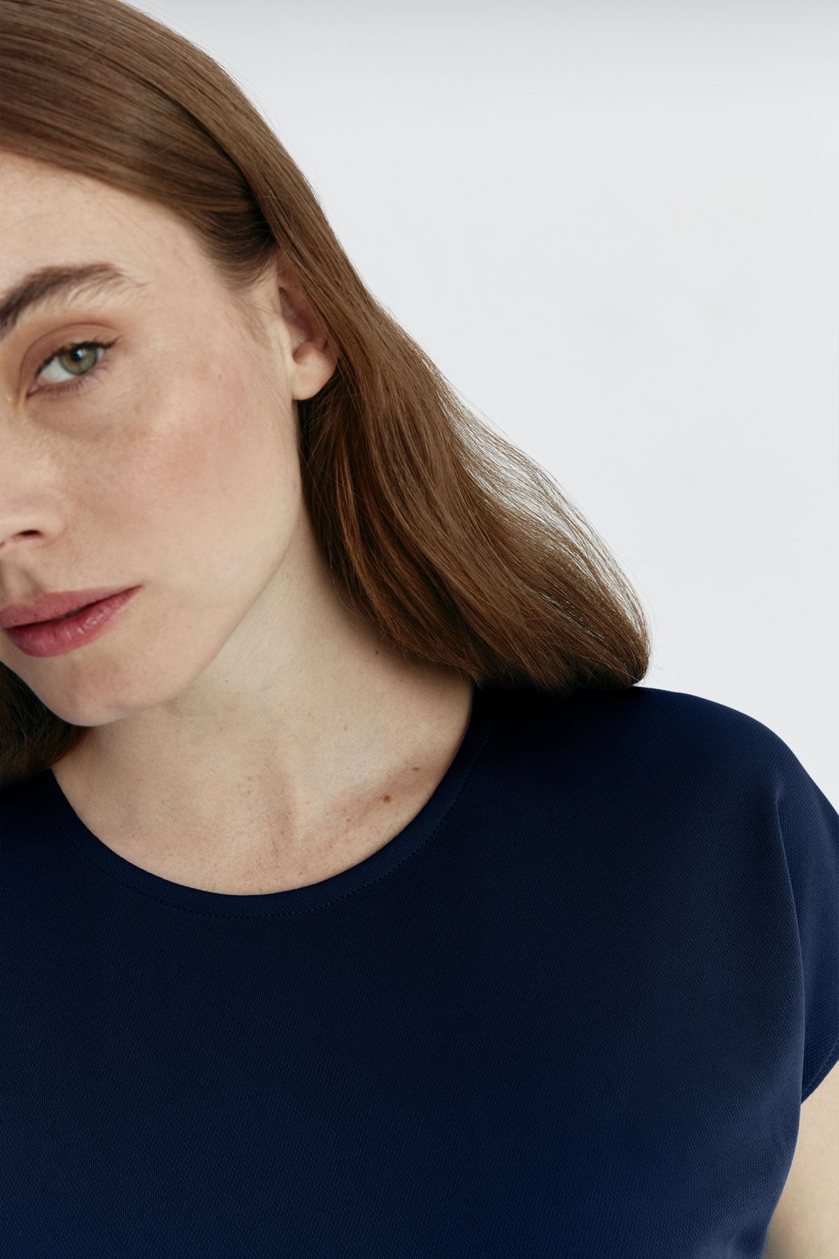 Camiseta kimono para mujer en azul marino de Sepiia, ligera y elegante, resistente a manchas y arrugas. Foto detalles.