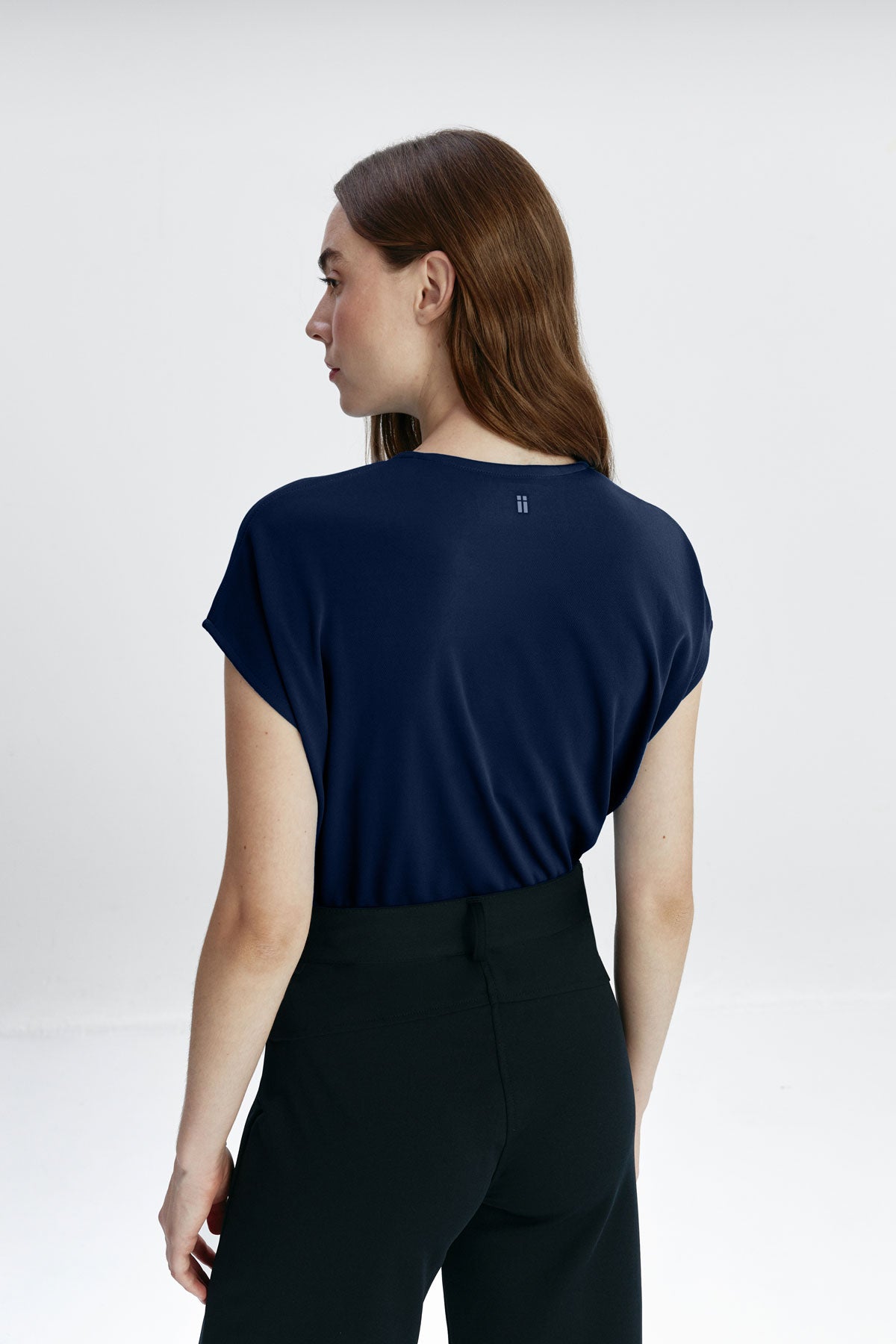 Camiseta kimono para mujer en azul marino de Sepiia, ligera y elegante, resistente a manchas y arrugas. Foto de espaldas.