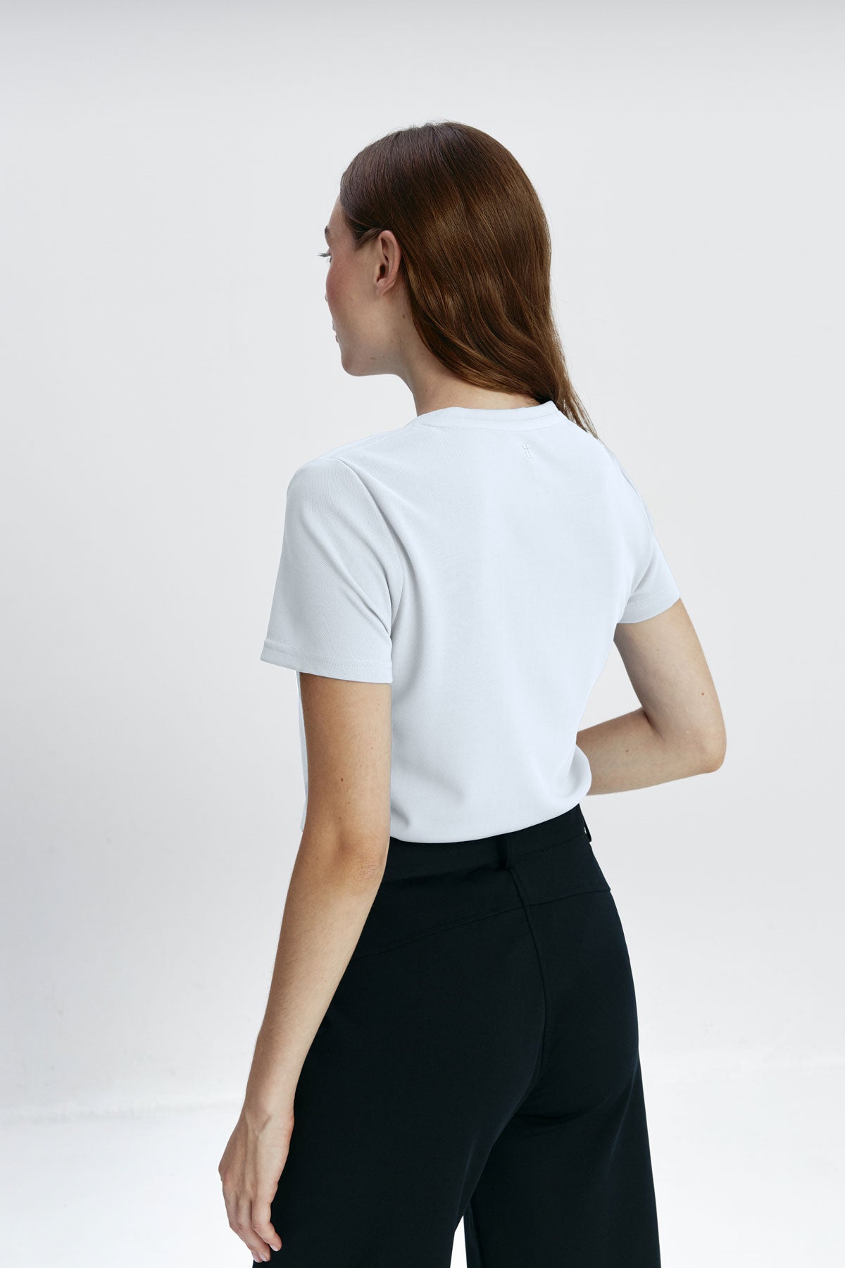 camiseta mujer de pico blanca manga corta. foto de espaldas.
