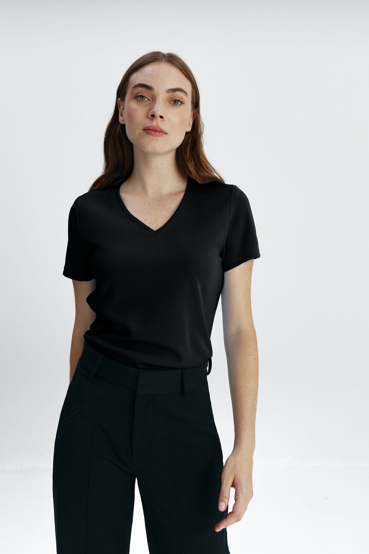 Camiseta cuello pico básica negra mujer Sepiia - Main Image