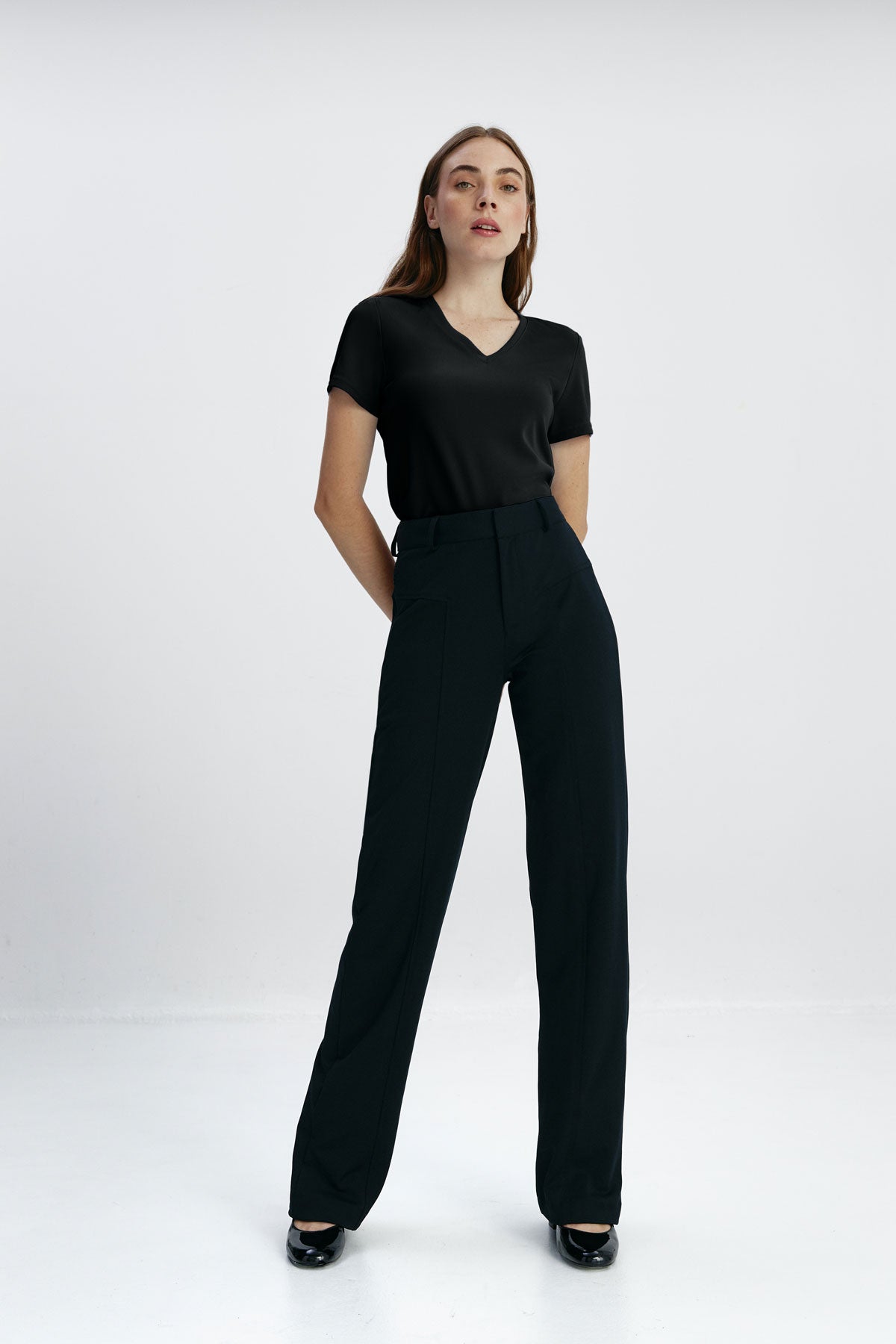 camiseta mujer pico negra de manga corta. look completo mujer.