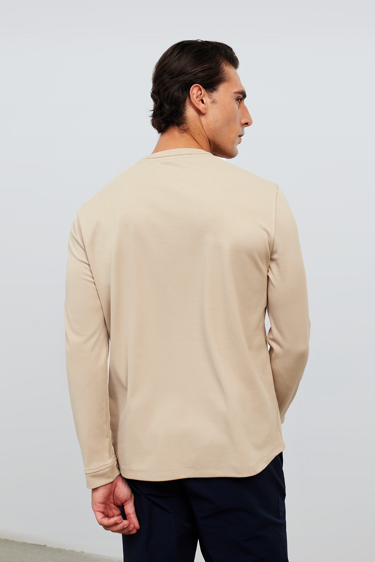 camiseta polo henley beige ranger espalda