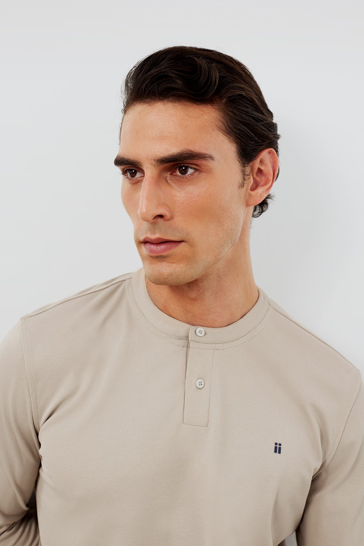 camiseta polo henley beige ranger detalle