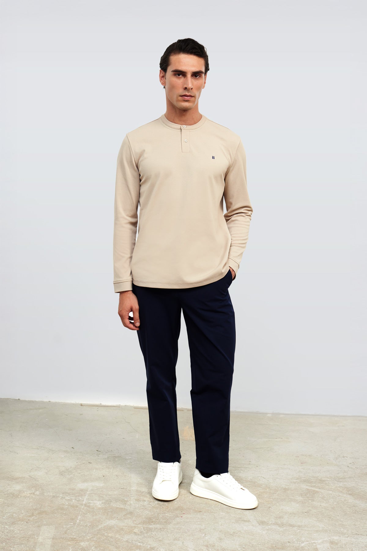 camiseta polo henley beige ranger cuerpo entero
