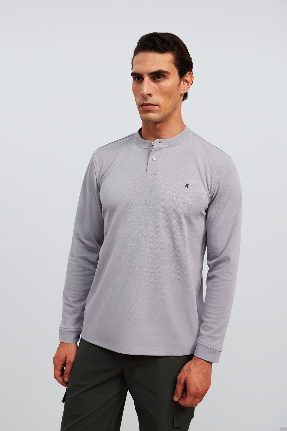 camiseta polo henley gris ranger plano medio