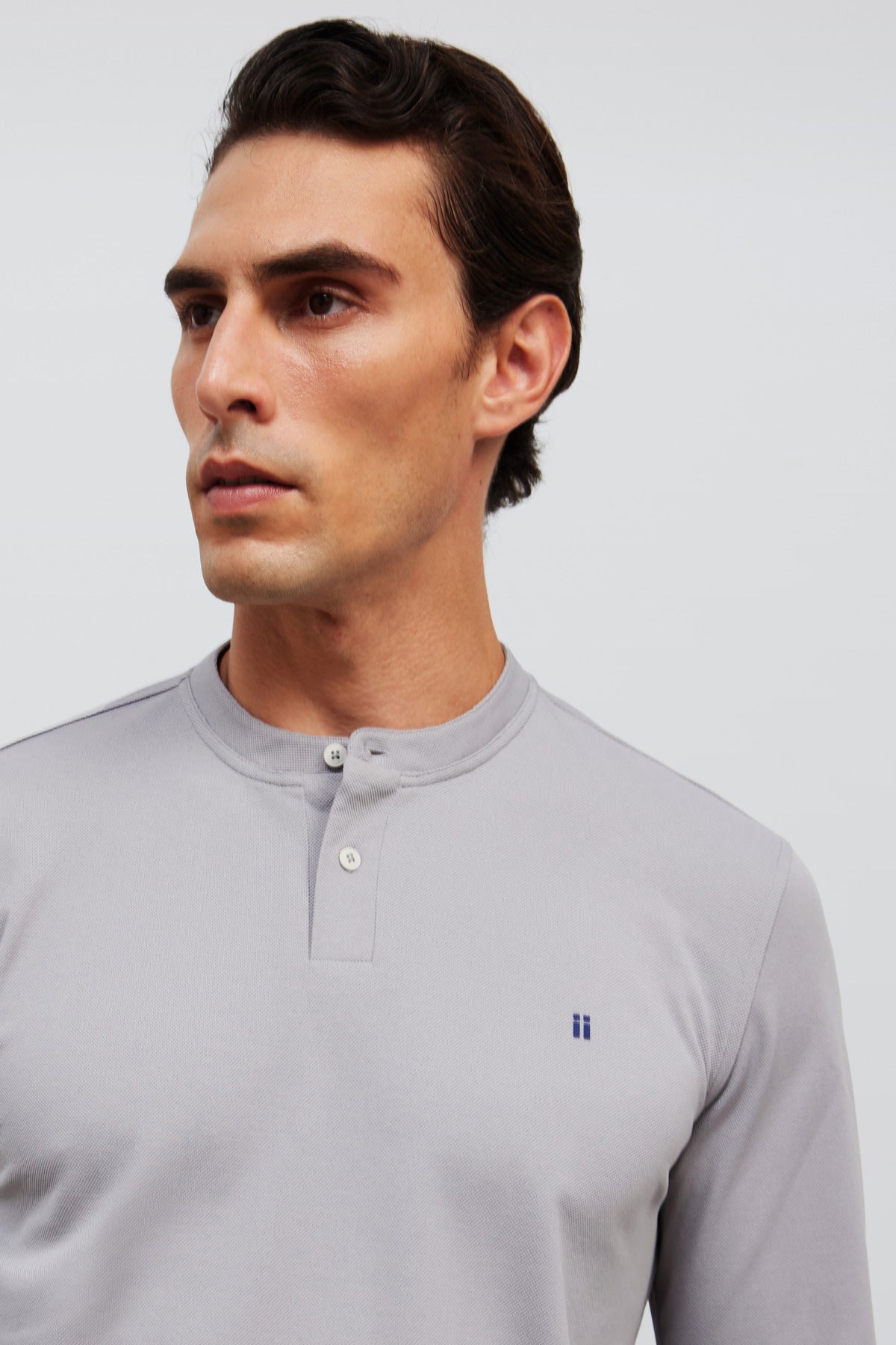camiseta polo henley gris ranger detalle
