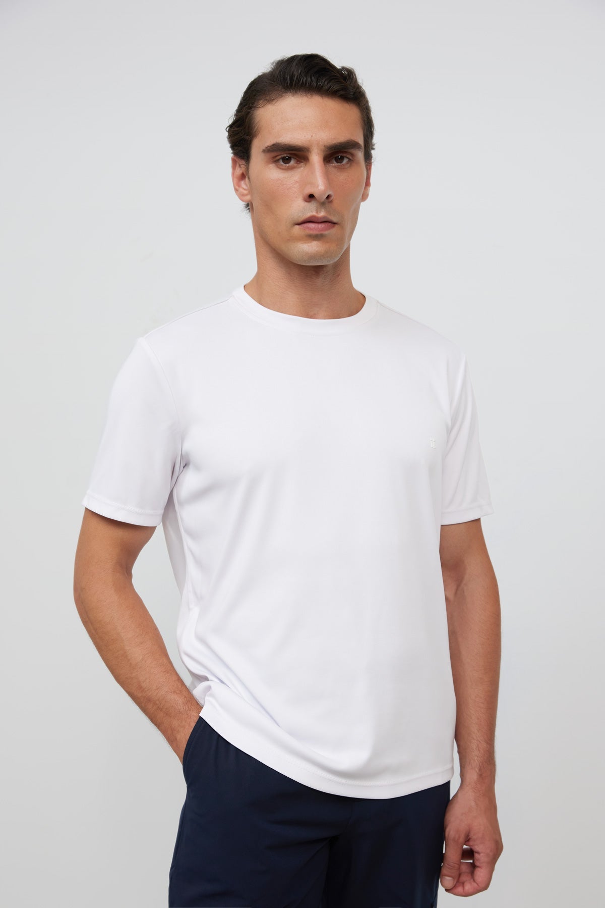 camiseta blanca hombre antiarrugas y antimanchas