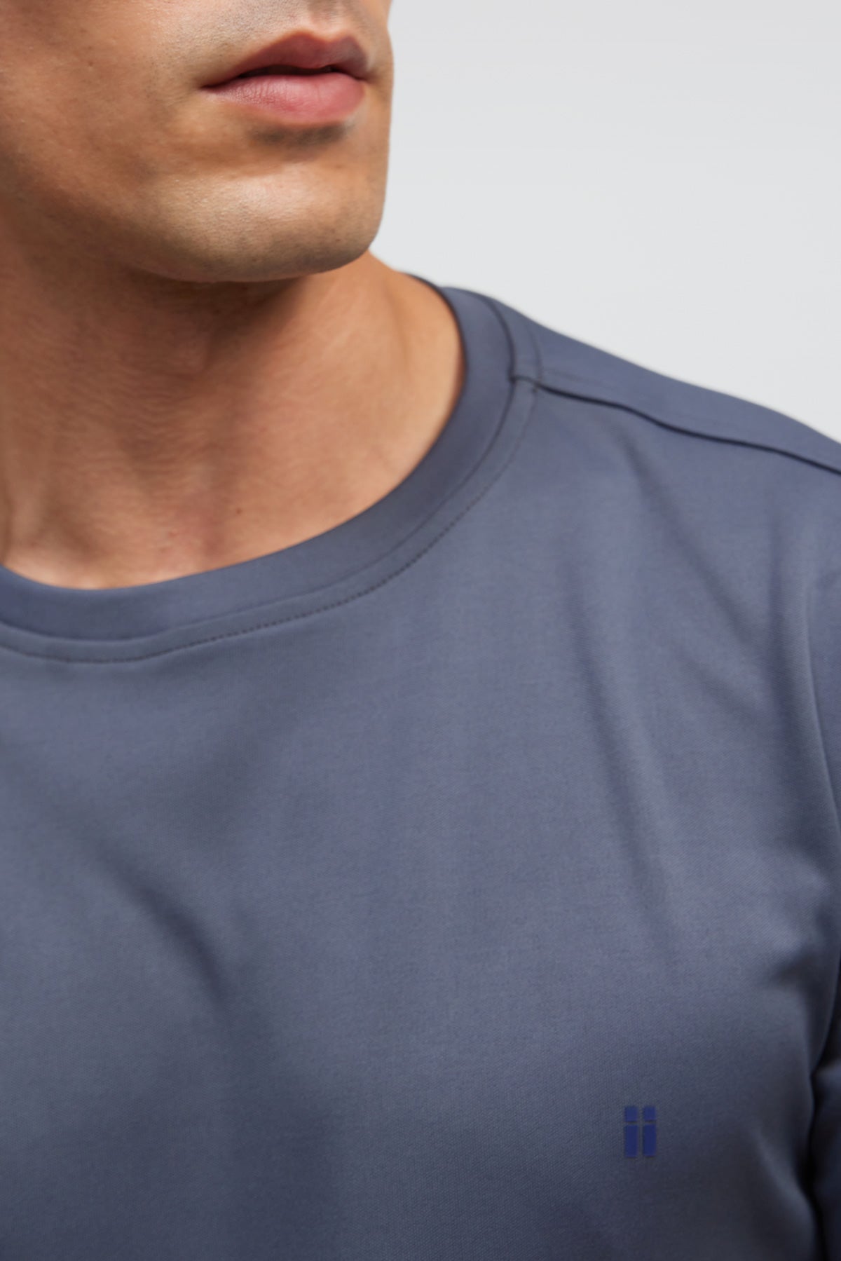 T-shirt de homem azul média com gola redonda e tecido sOFT