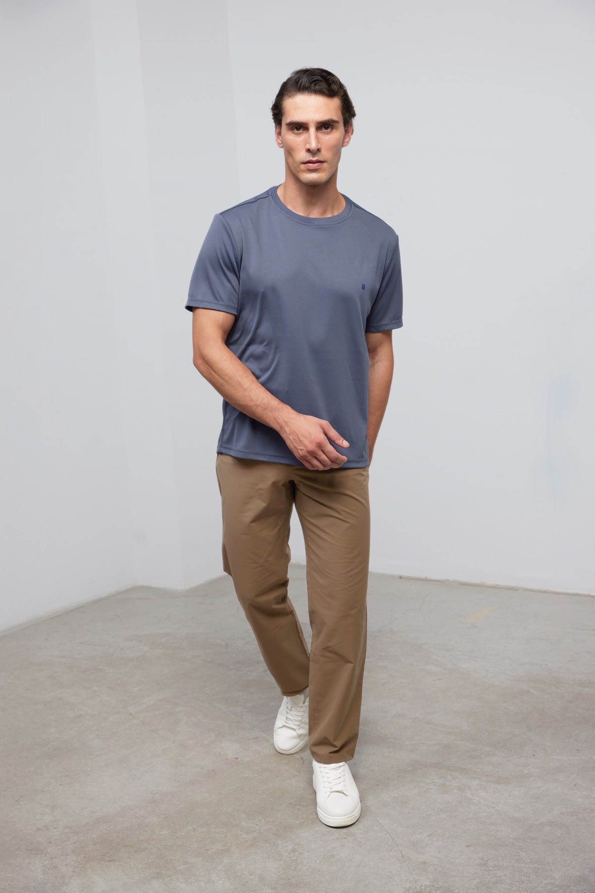 T-shirt de homem azul média com gola redonda e tecido sOFT