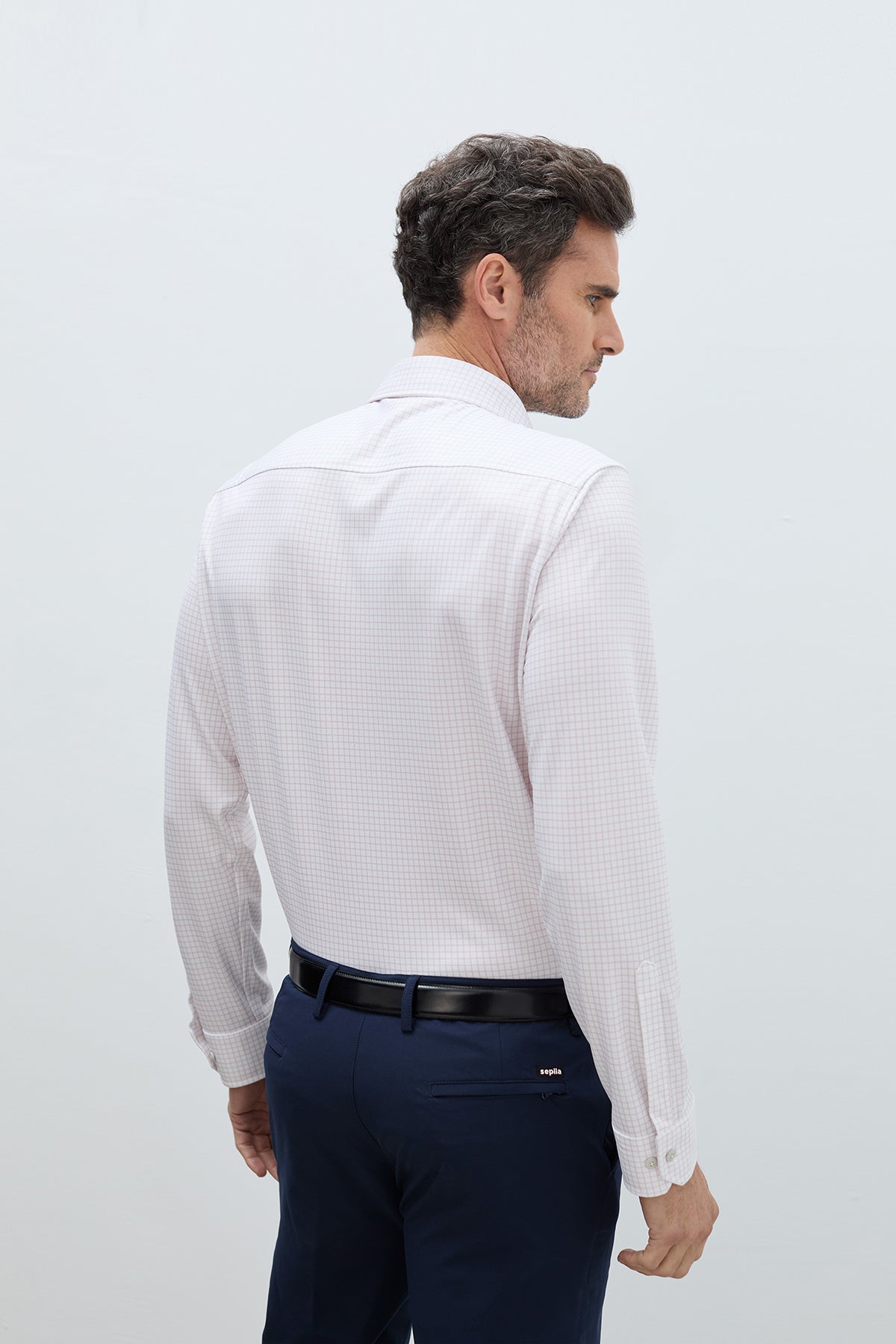 Camisa cuadros rosa regular hombre. Foto de espaldas.