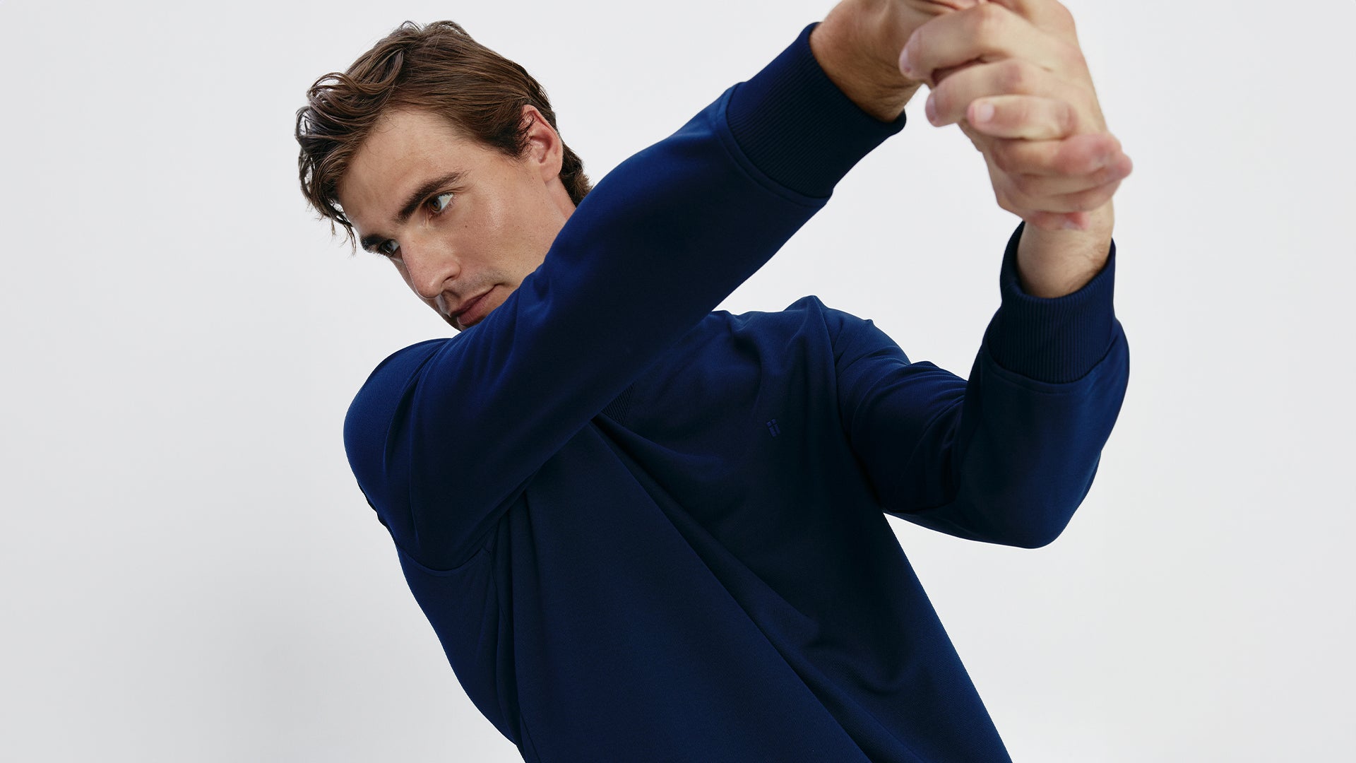 Camisa de vestir blanca de manga larga slim para hombre Sepiia: Camisa de vestir blanca de manga larga slim para hombre sin arrugas, antimanchas, perfecta para traje o americana. Foto de frente.