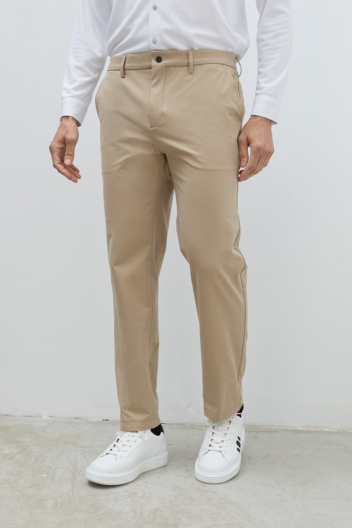 Camisa Blanca Look Con Pantalon Beige Hombre Pantalón Chino Beige