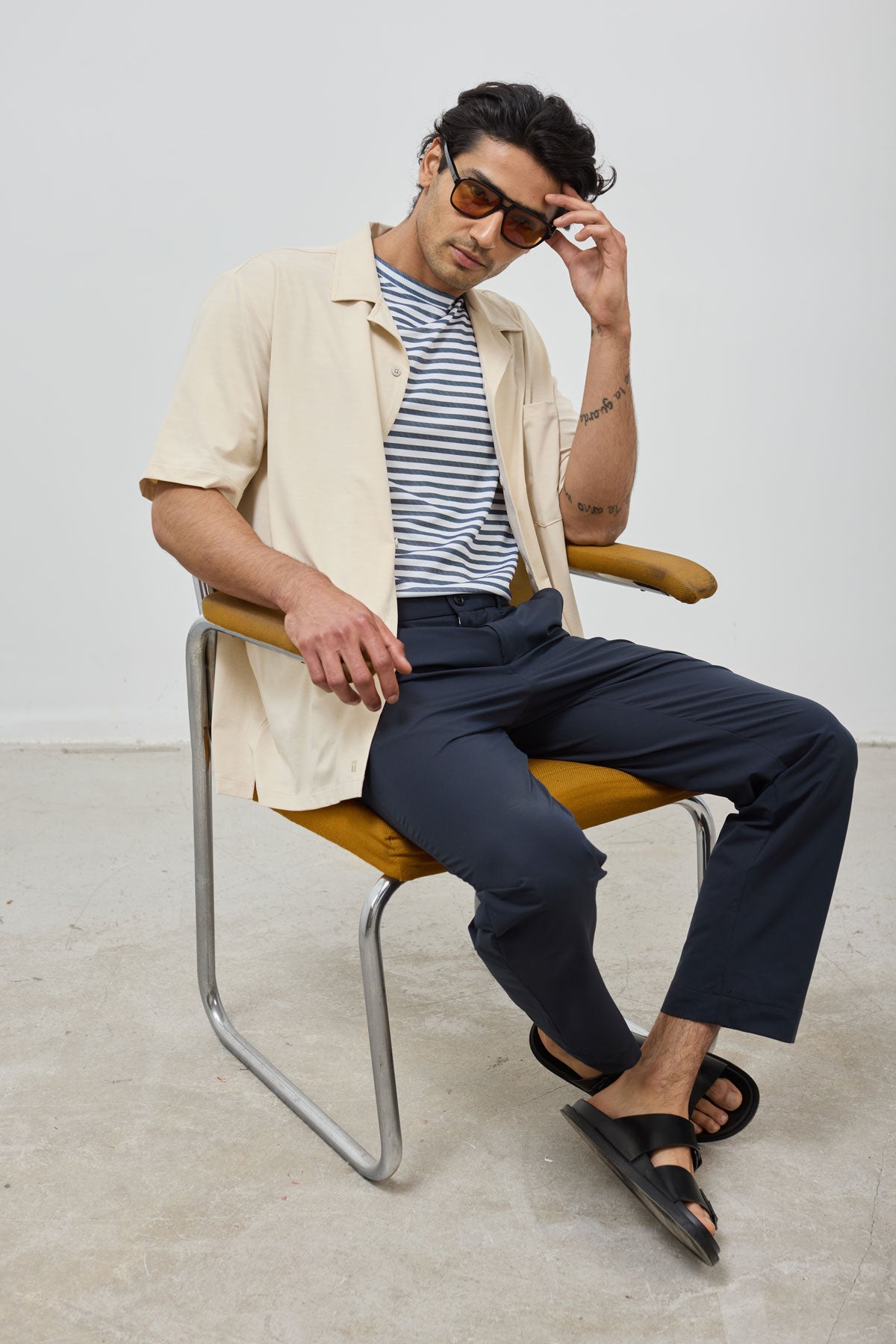 pantalon azul marino ice. foto look completo.