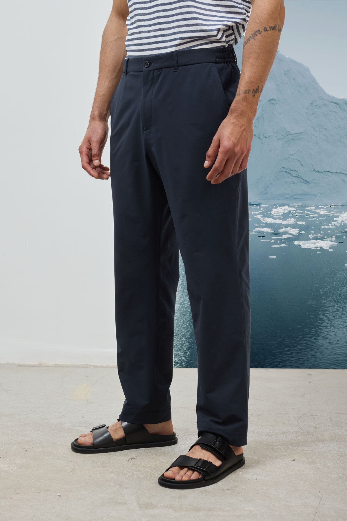 pantalon azul marino ice. foto de frente.