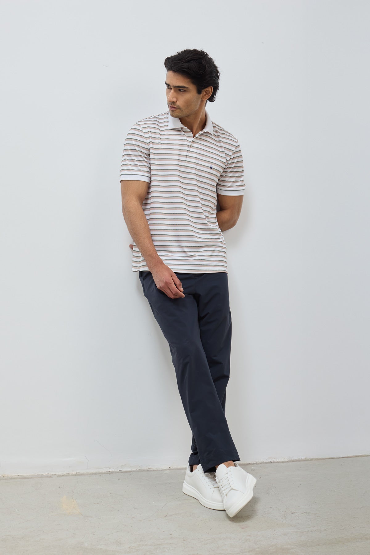 polo rib rayas beige de manga corta. foto look completo