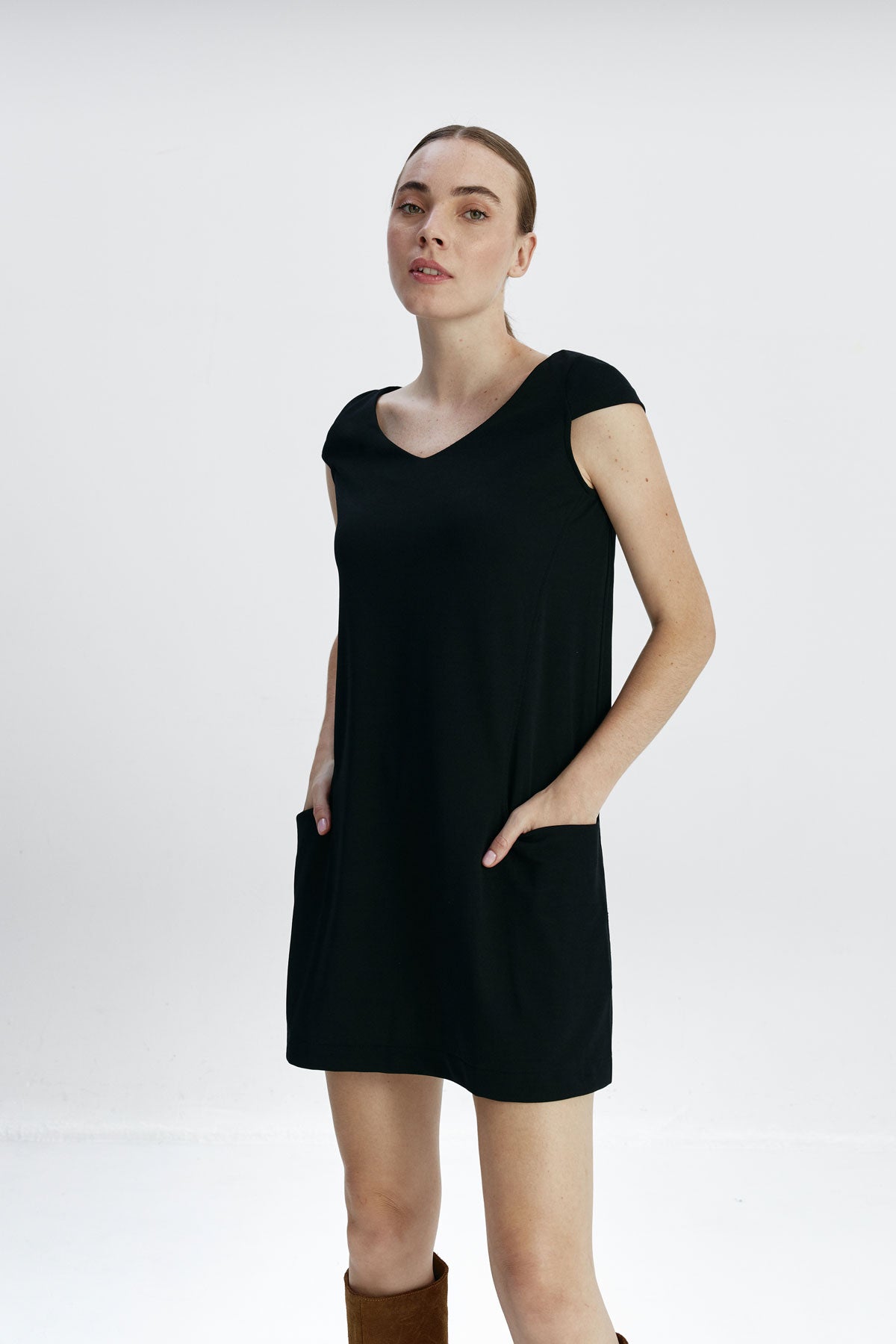 Vestido holgado de mujer con cuello redondo y bolsillos en color negro, perfecto para el verano.  Foto de frente.
