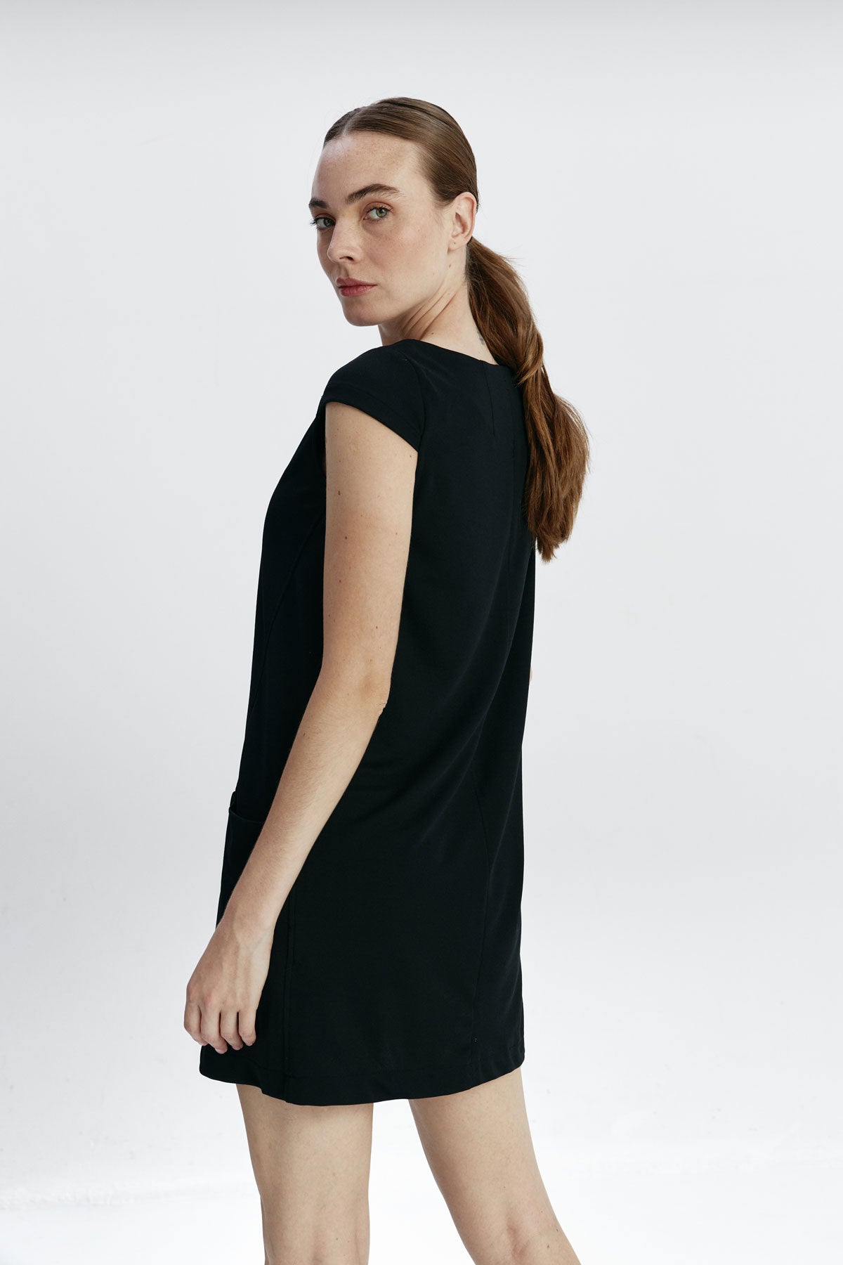 Vestido holgado de mujer con cuello redondo y bolsillos en color negro, perfecto para el verano.  Foto de espaldas.