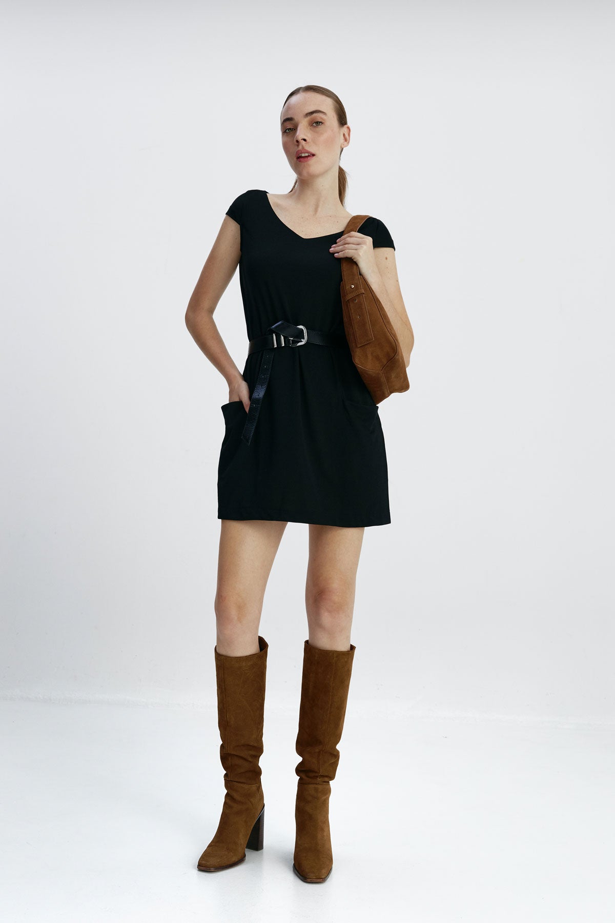Vestido holgado de mujer con cuello redondo y bolsillos en color negro, perfecto para el verano.  Foto cuerpo entero.