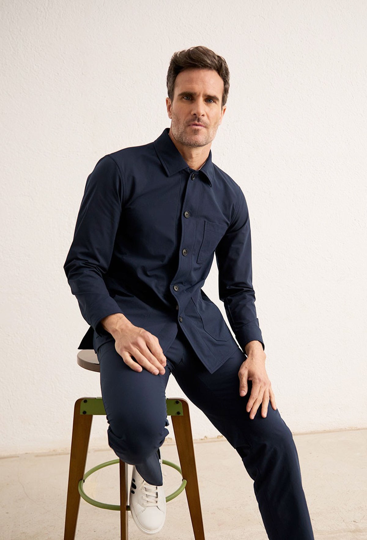 chaqueta work jacket azul marino. foto editorial