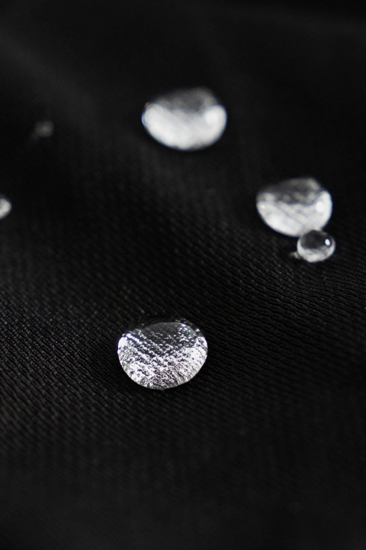 Camiseta básica para mujer en negro de Sepiia, fresca y resistente a manchas y arrugas. Foto gotas