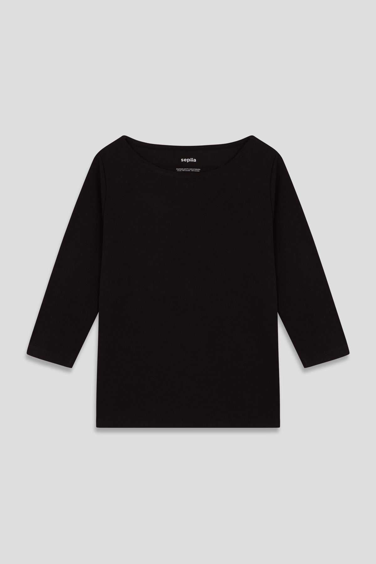 Camiseta para mujer con manga 3/4 y escote barco en color negro. Prenda básica perfecta para cualquier ocasión. Foto prenda plano