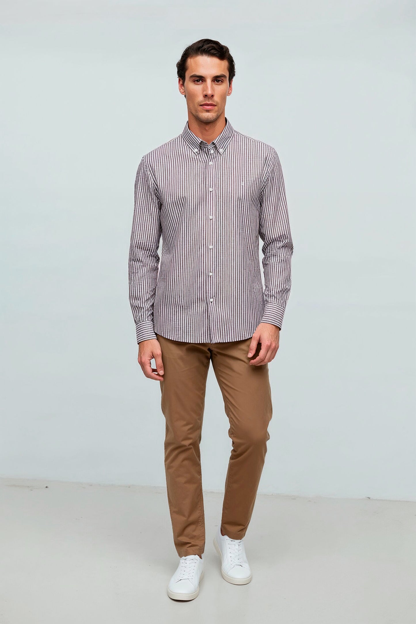 Camisa casual para homem com riscas regulares em ameixa