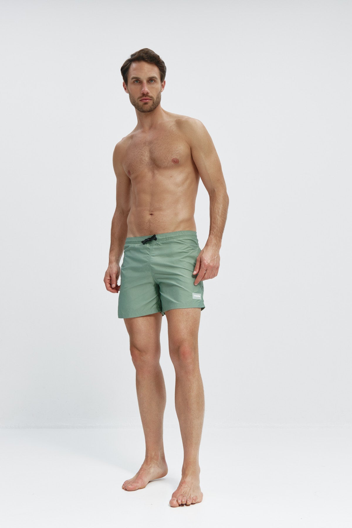 Bañador de hombre en color verde kenia con secado rápido, protección UV50+, ligero, resistente y cómodo. Foto cuerpo entero
