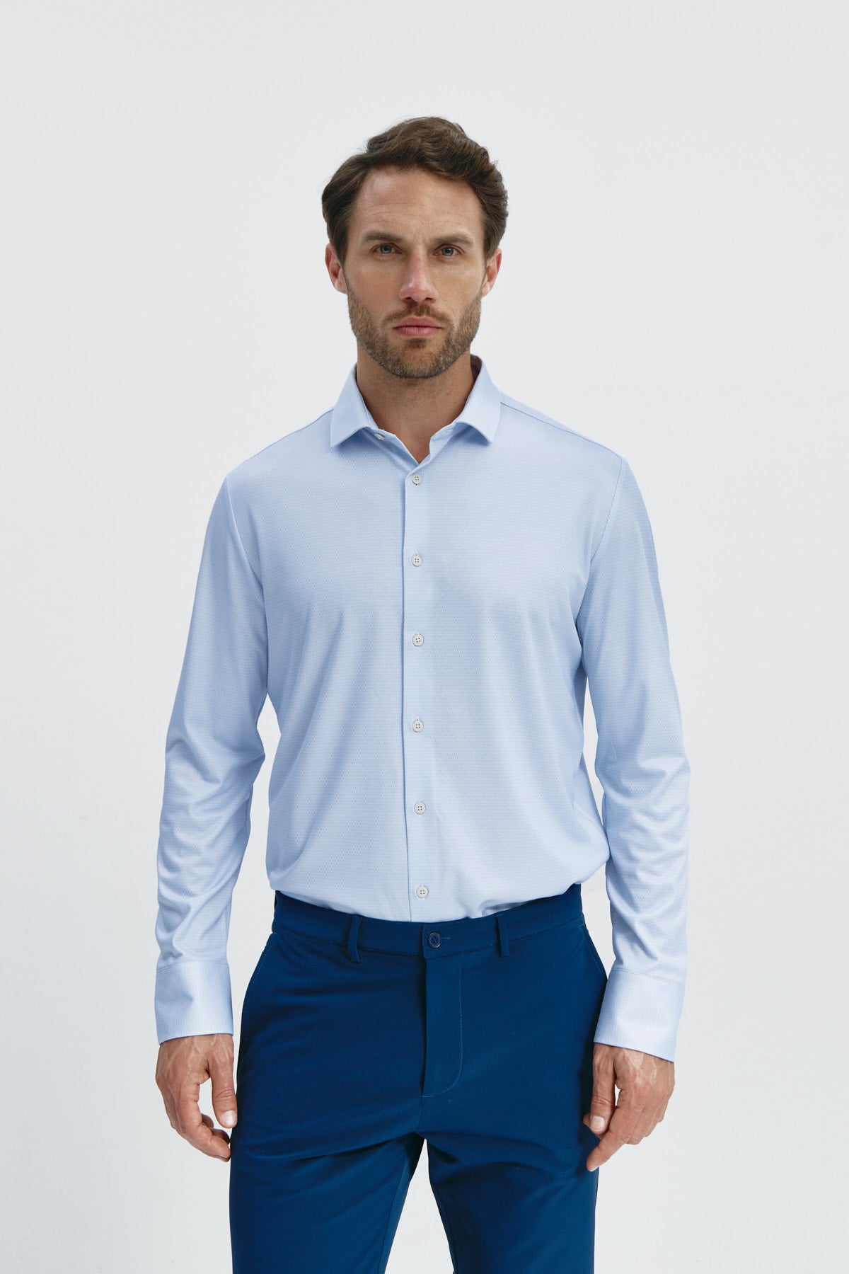Camisa de vestir regular fit para hombre azul: Camisa de vestir regular fit para hombre en color azul, sin arrugas, antimanchas, elegante y cómoda. Foto de frente.