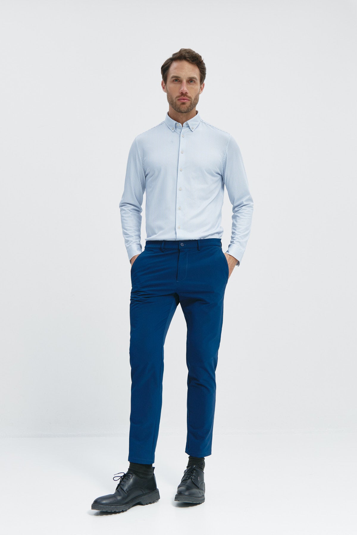Camisa doble tono azul regular de Sepiia, estilo y comodidad en una prenda duradera. Frente de cuerpo entero.