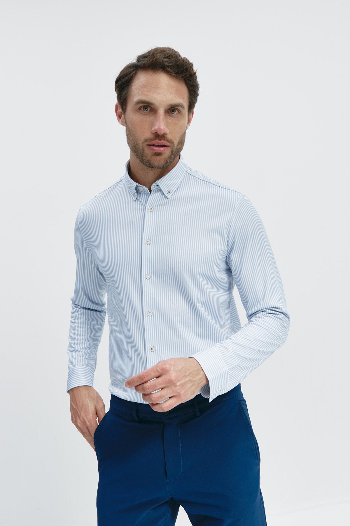 Camisa doble tono azul regular de Sepiia, estilo y comodidad en una prenda duradera. Foto de frente.