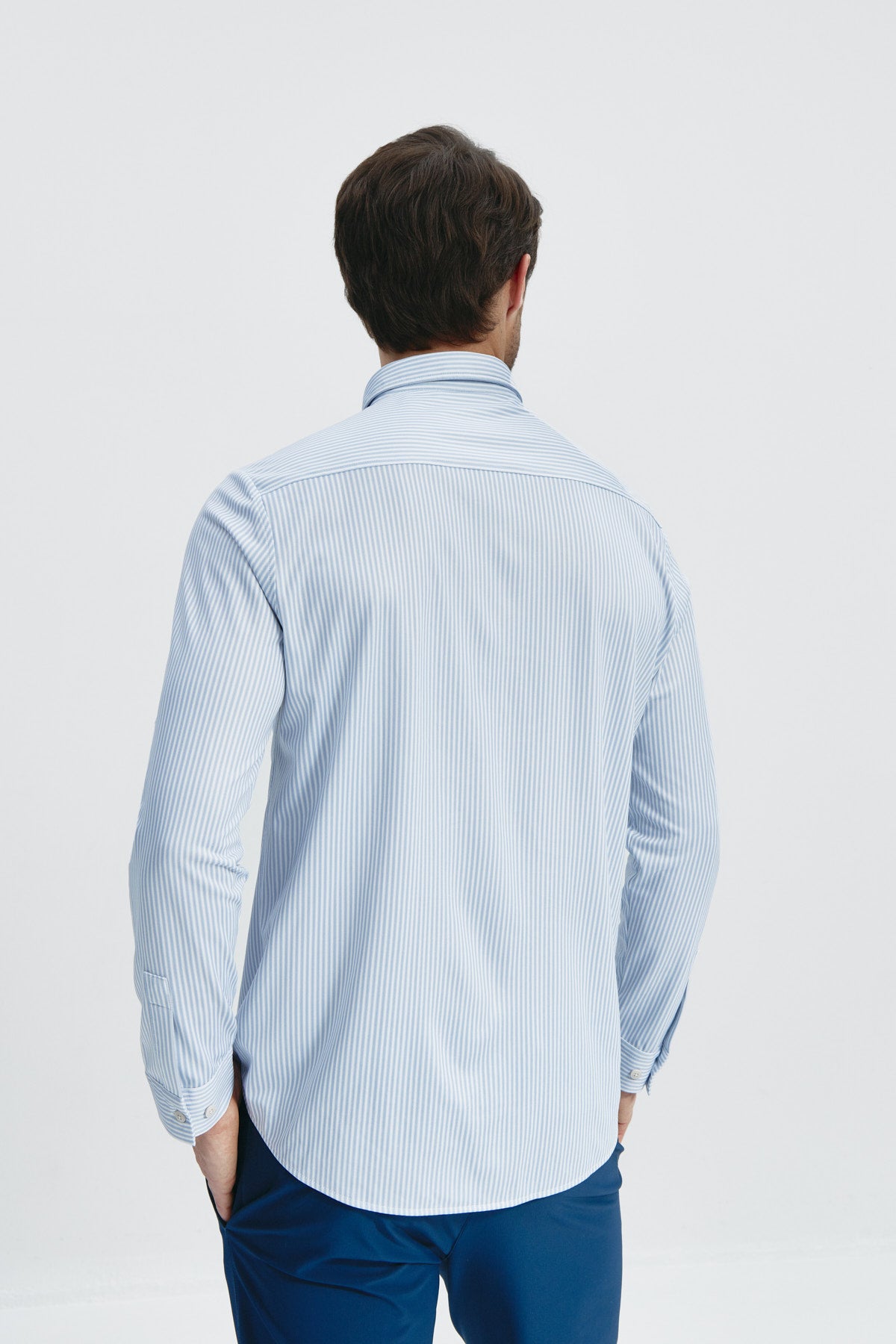 Camisa doble tono azul regular de Sepiia, estilo y comodidad en una prenda duradera. Foto de espalda.