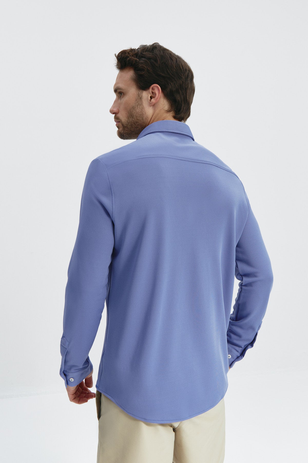 Camisa lavanda regular de Sepiia, fresca y elegante, resistente a manchas y olores. Foto de espalda.