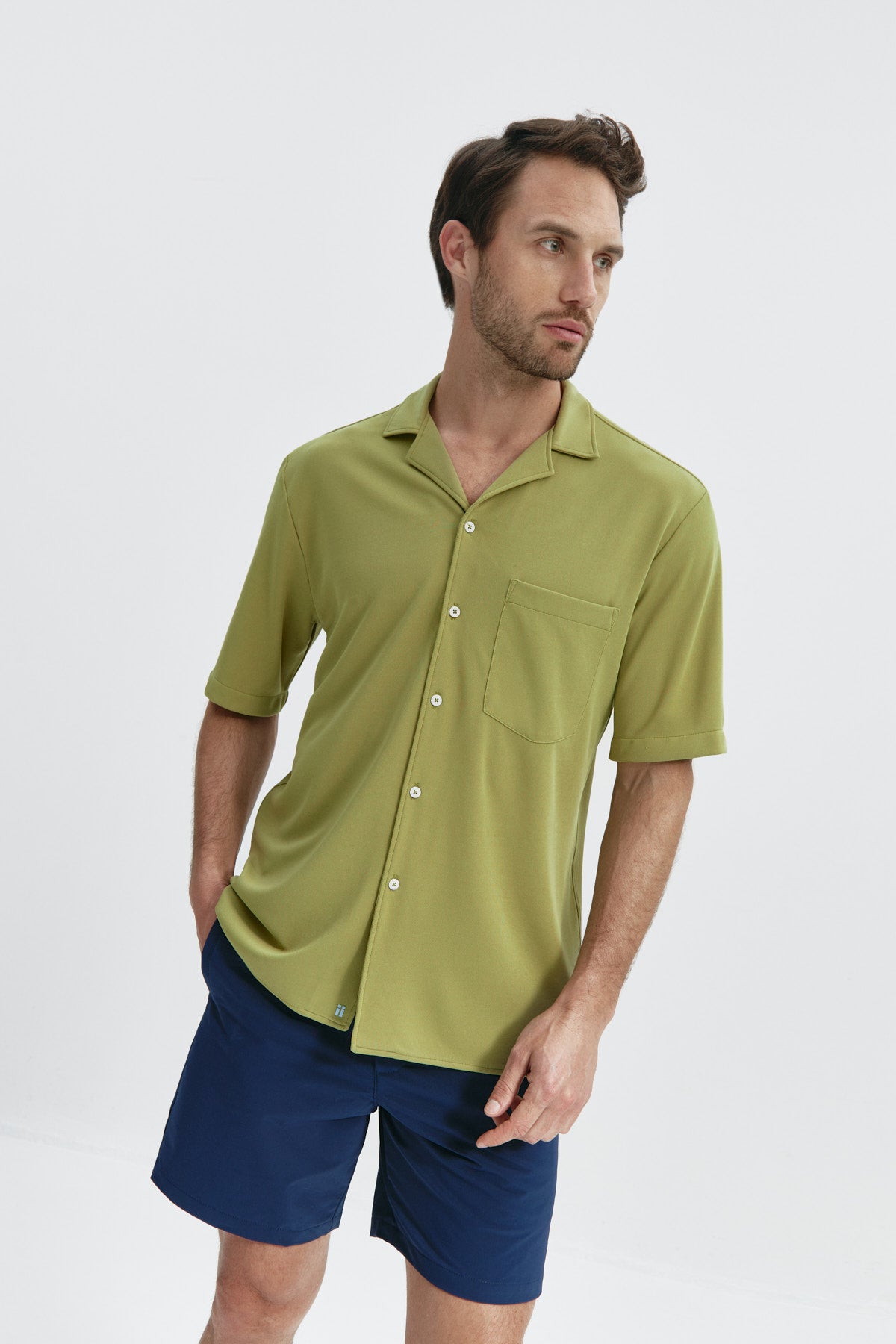 Camisa manga corta verde manzana de Sepiia, fresca y cómoda, perfecta para el verano. Foto de frente.