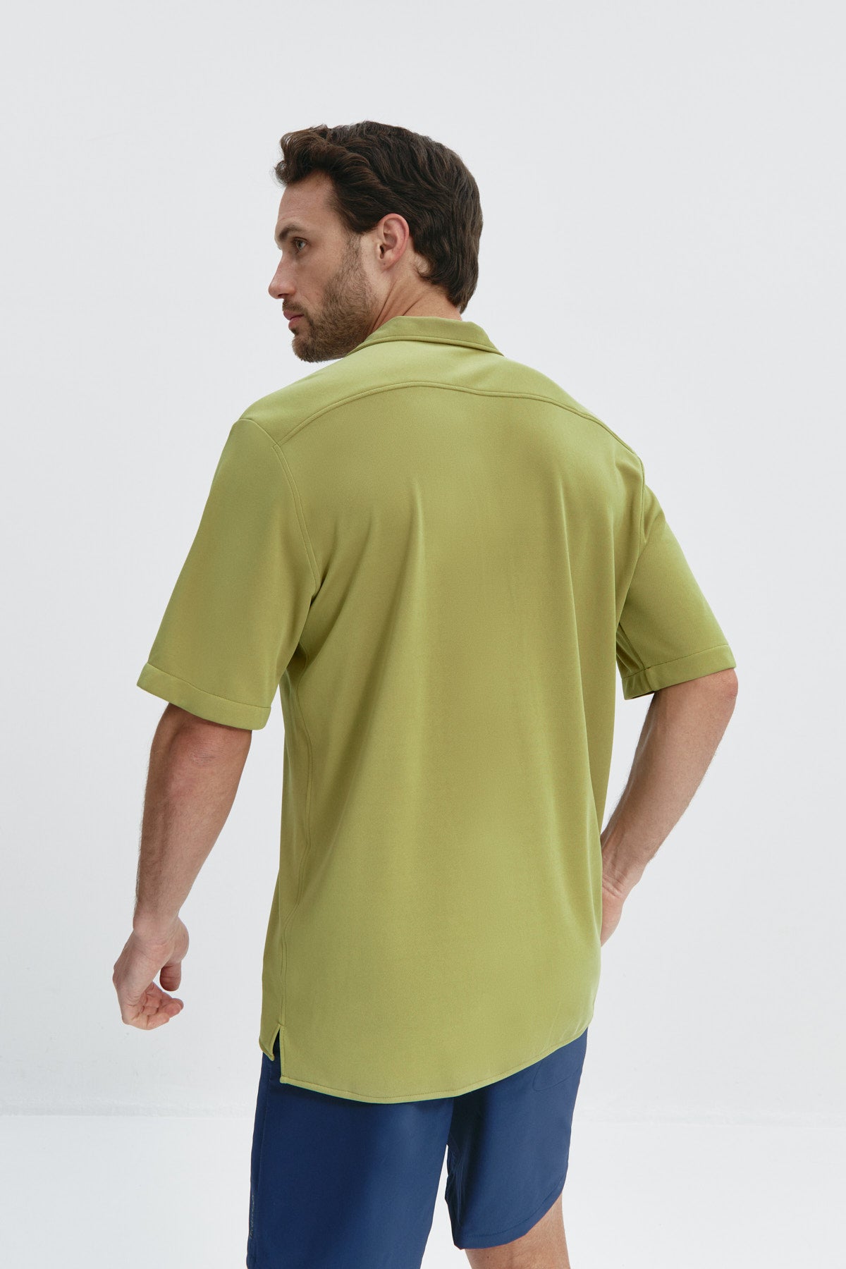 Camisa manga corta verde manzana de Sepiia, fresca y cómoda, perfecta para el verano. Foto espalda.