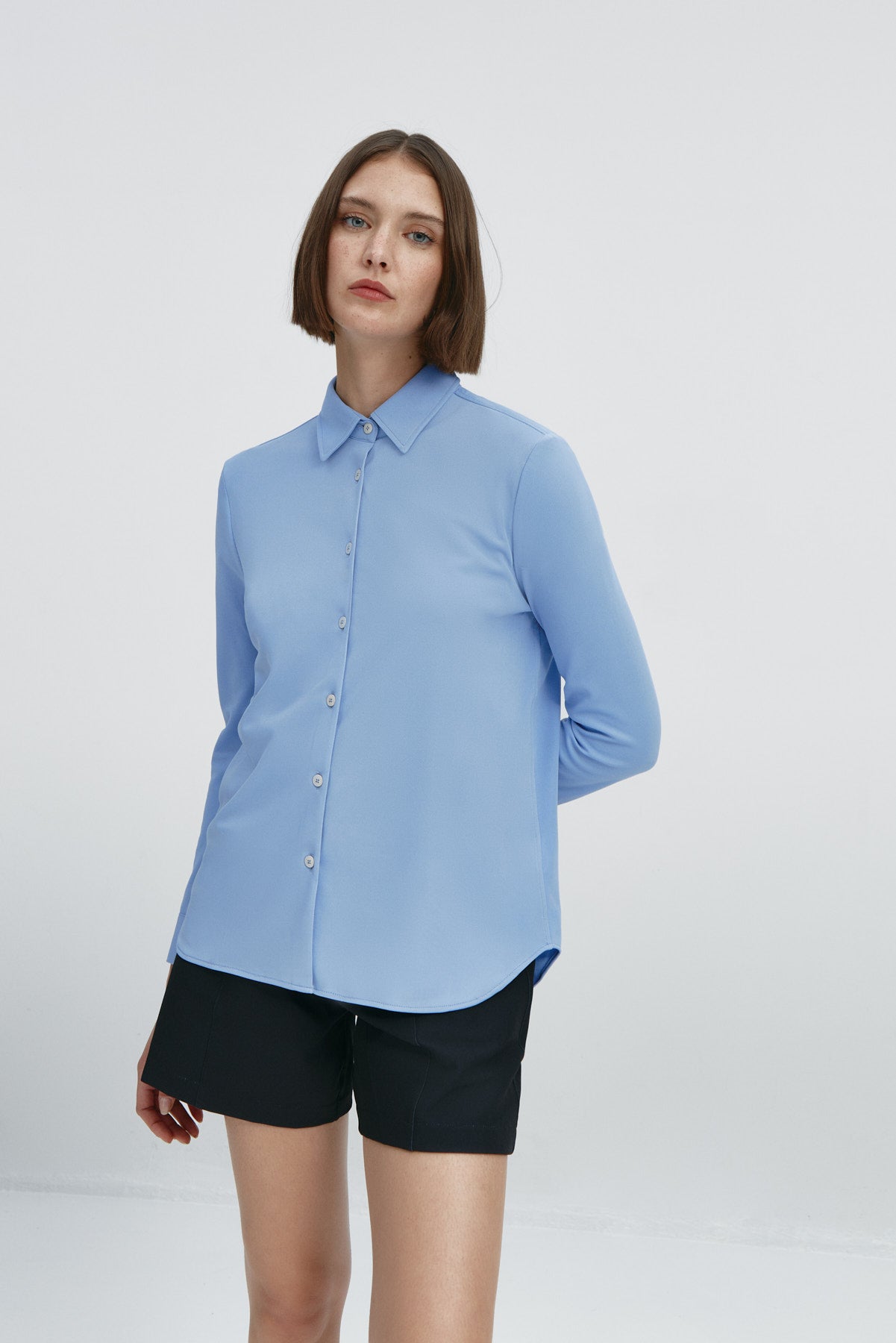 Camisa azul cabo oversized para mujer de manga larga, de la marca Sepiia. Estilo holgado para realzar tu look con elegancia y comodidad. Foto frente