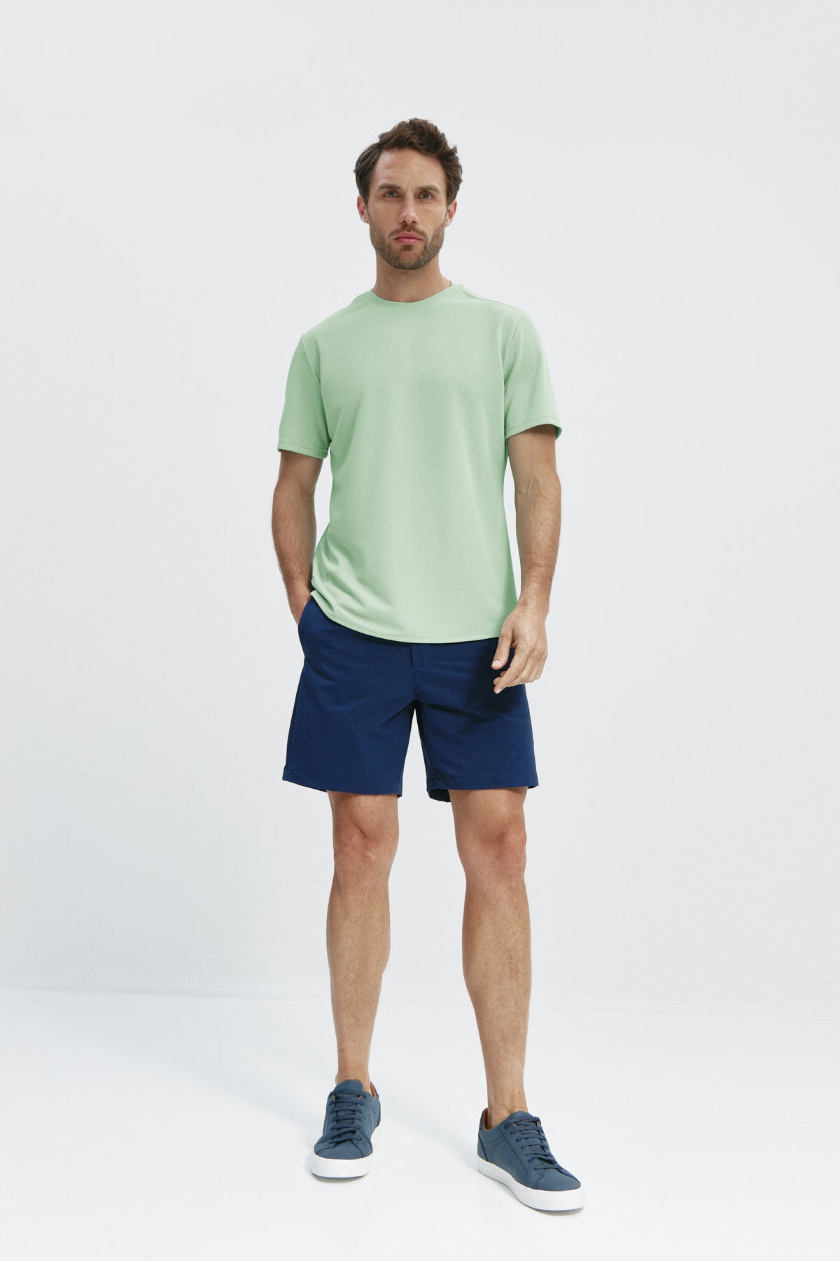 Camiseta ICE para hombre en verde freeze de Sepiia, fresca y resistente a arrugas y manchas. Foto cuerpo entero.