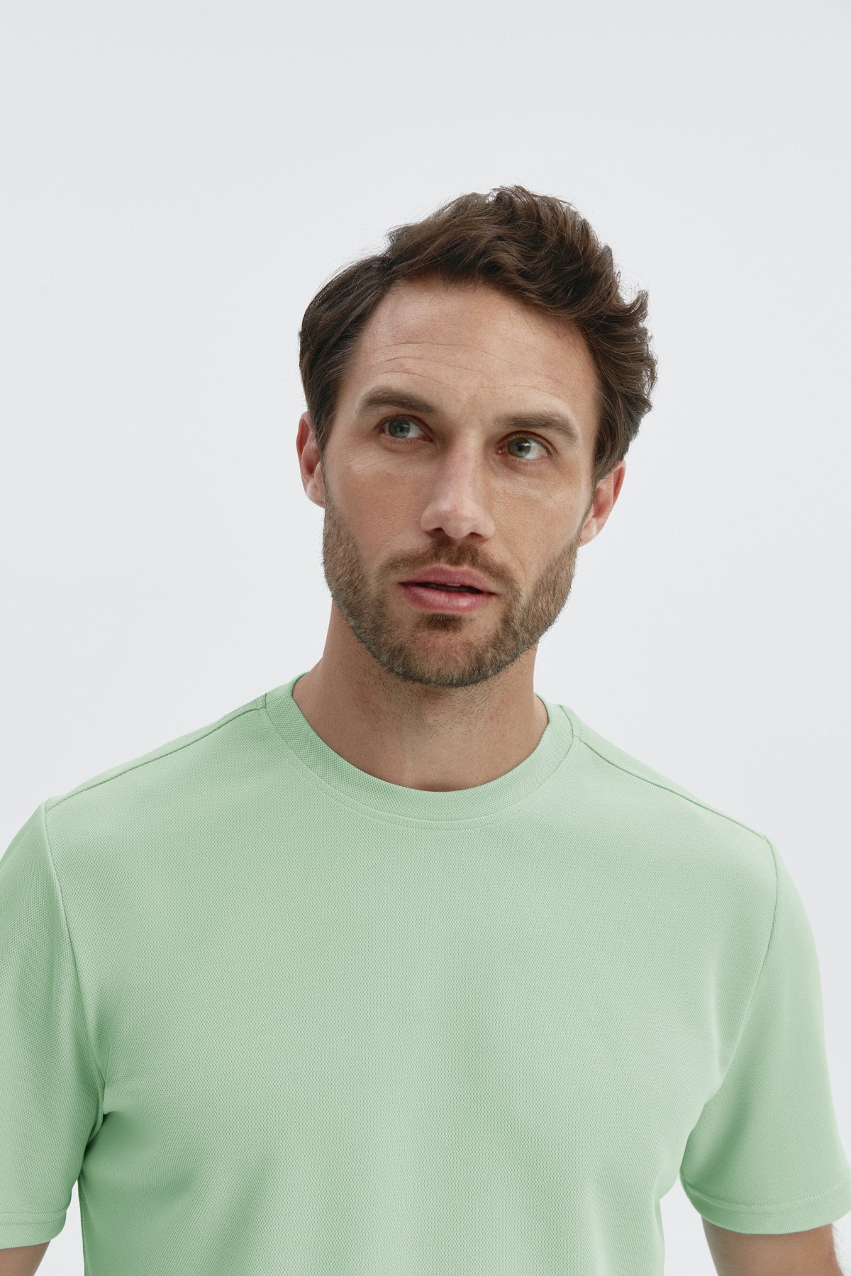 Camiseta ICE para hombre en verde freeze de Sepiia, fresca y resistente a arrugas y manchas. Foto detalle.