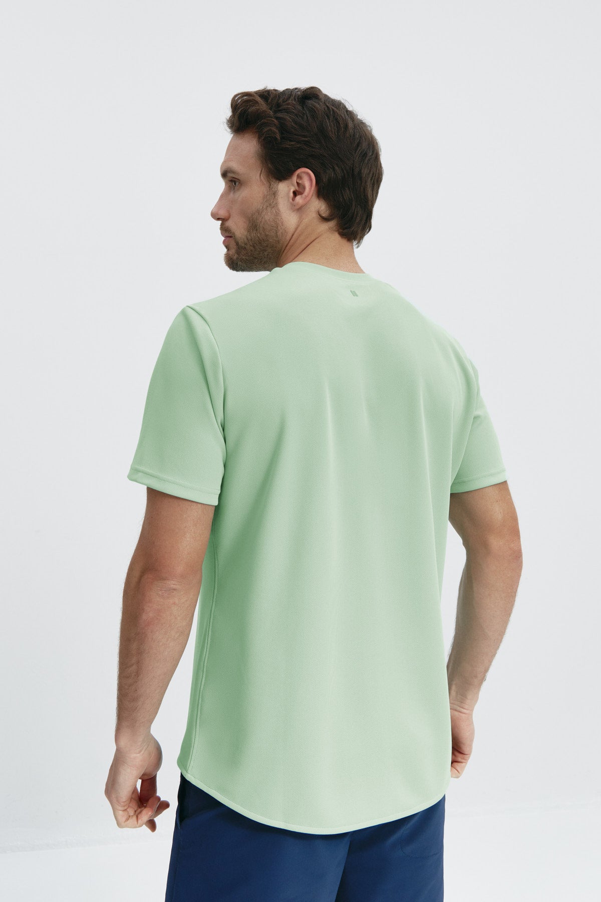 Camiseta ICE para hombre en verde freeze de Sepiia, fresca y resistente a arrugas y manchas. Foto de espalda.