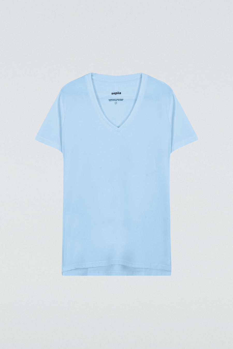 Top para mujer sin mangas con escote pico color azul niebla: Top para mujer sin mangas con escote pico en color azul niebla, básico y perfecto para el verano. Foto prenda en plano.